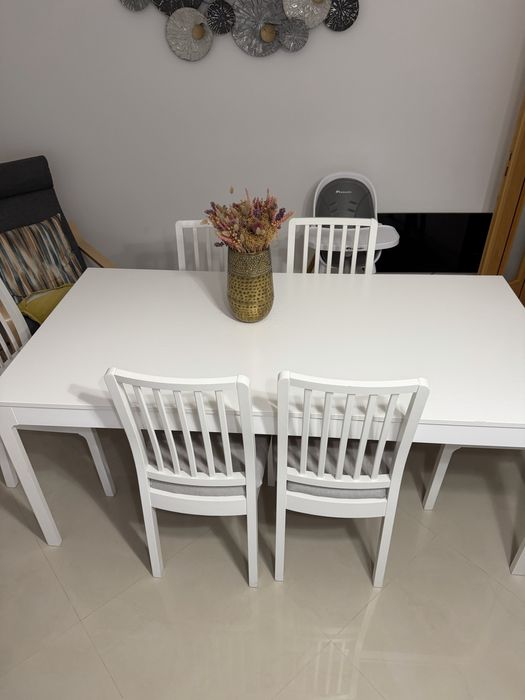 Mesa branca extensivel com 6 cadeiras