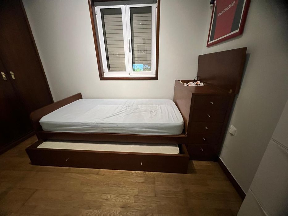 Cama dupla e gavetas
