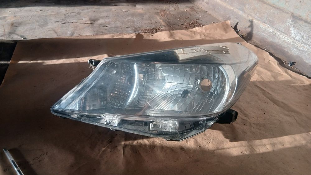 Farol Toyota Yaris P13 de 2010 A 2020