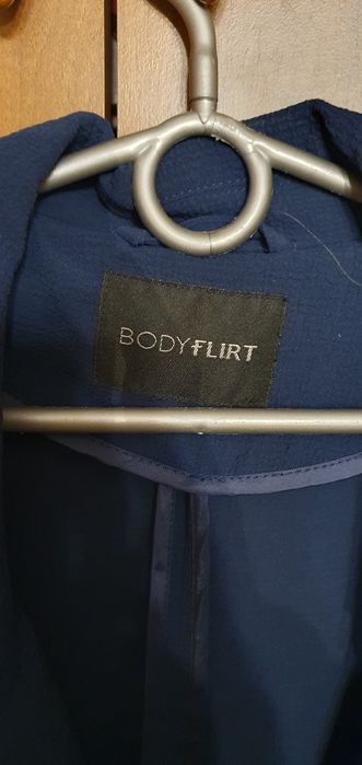 Cienki płaszcz damski Bodyflirt r .50