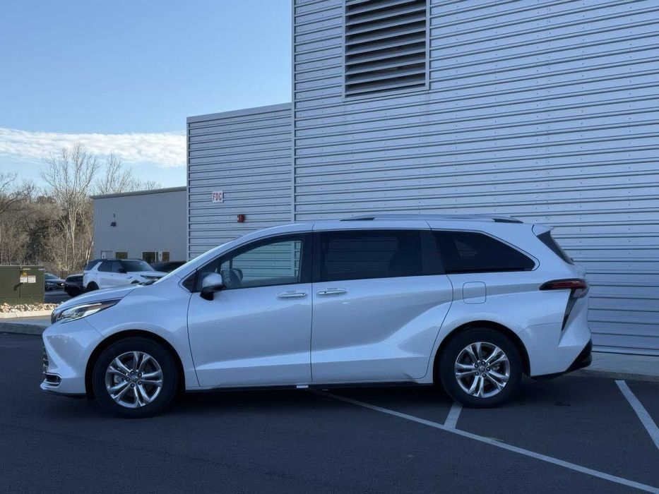 Toyota Sienna Platinum 7-Passenger      2023