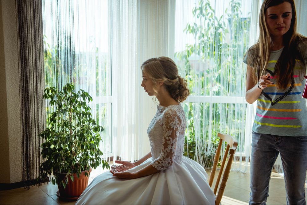 Весільна сукня , розмір хs , дуже гарне  плаття, шилося під замовлення , вузькі плечі, звертайтесь за точними розмірами