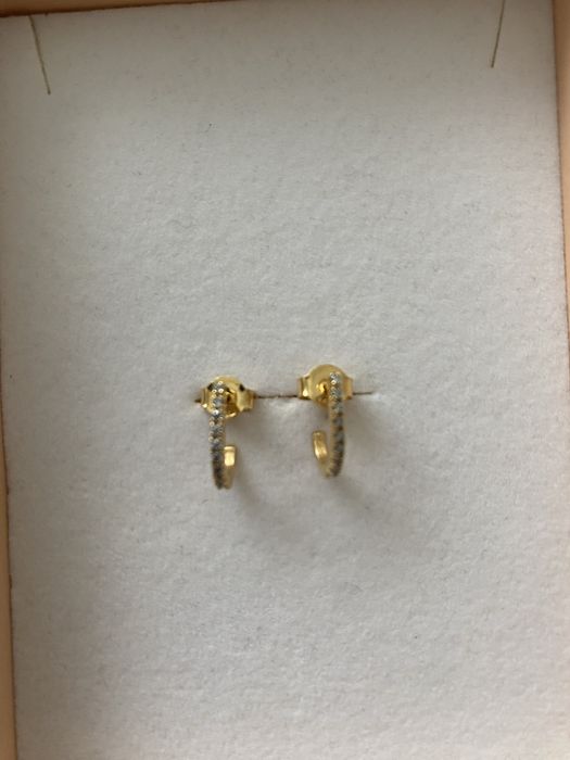 Brincos invertidos, em prata dourada da OurSins