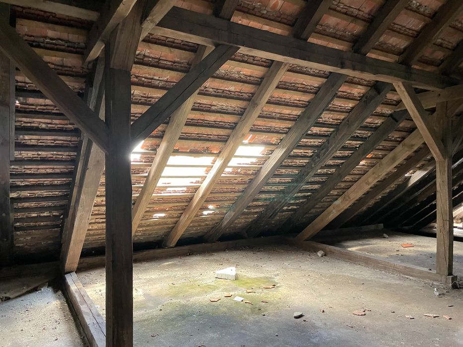 Sprzedam działkę z budynkiem koszarowym