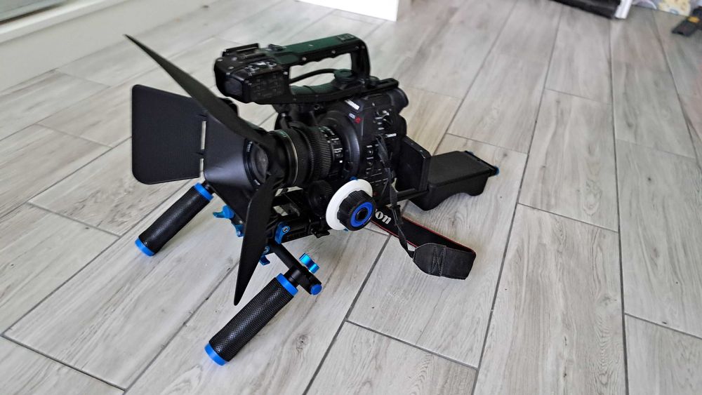 Kamera filmowa Canon C100 z obiektywem, DAF i rigiem
