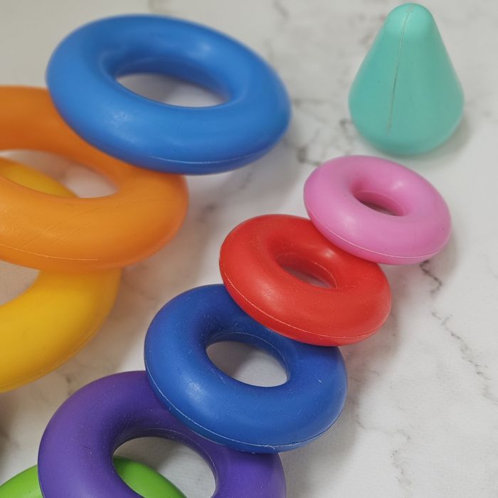 Іграшка кільця від дитячої пірамідки