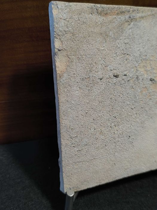 Azulejo antigo, em tons de azul, motivo plantas. Alguns sinais de uso