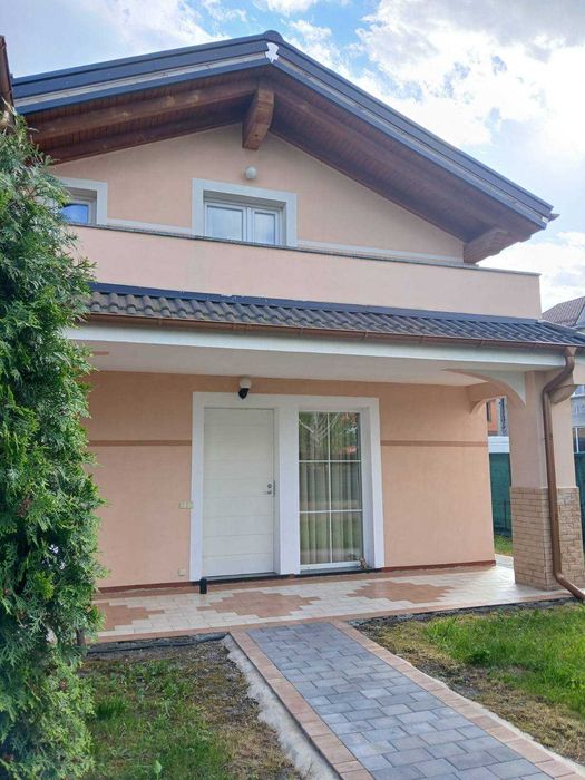 У продажу якісно побудований таунхаус в італійському стилі.