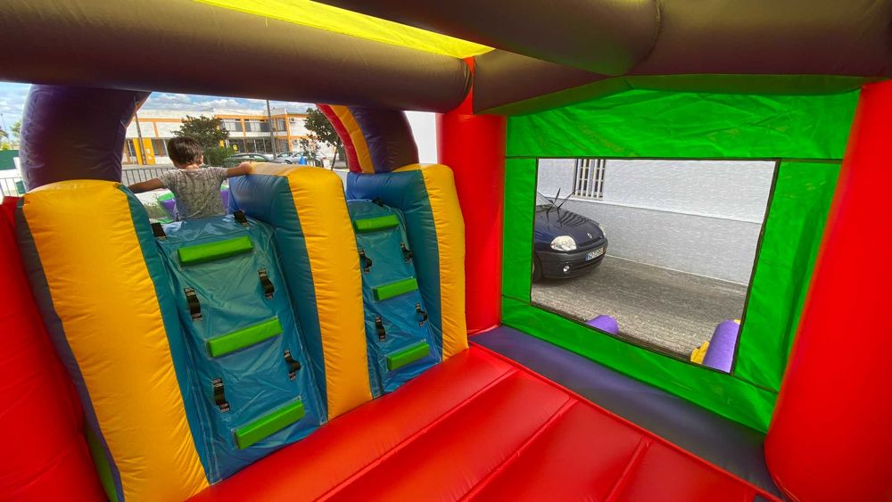 Castelo Insuflável Gigante - Aluguer