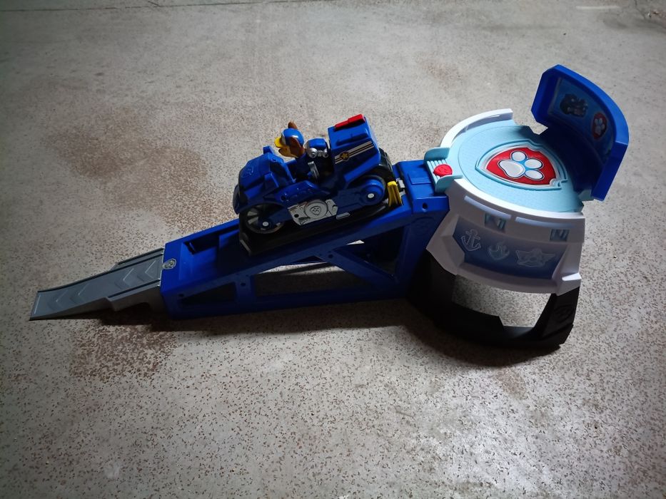 Pista e moto da patrulha pata