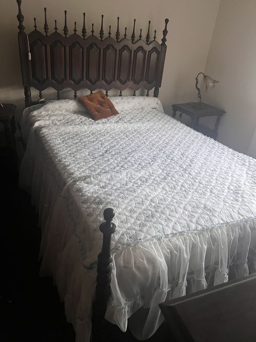 Vendo mobilia de quarto em madeira maciça com colchao e estrdo