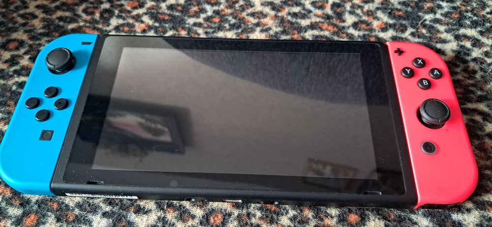 Nintendo Switch + 2 gry