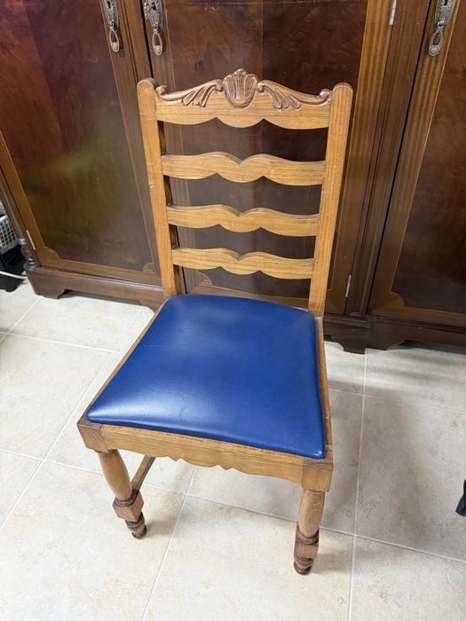 Conjunto de 4 cadeiras de madeira trabalhada