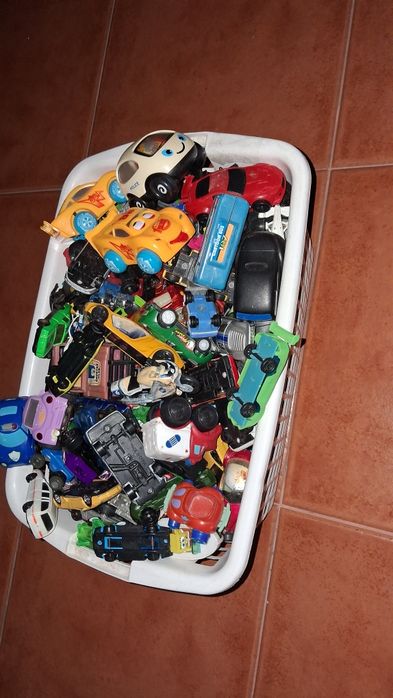 Lote de muitíssimos  carrinhos pequenos