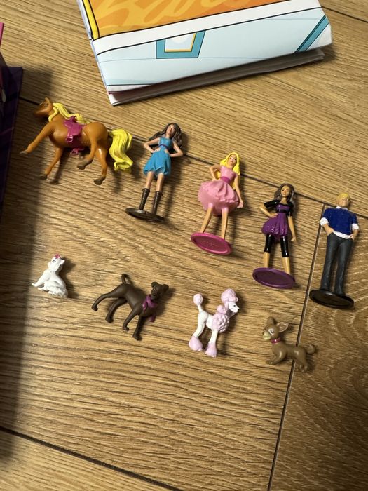 Barbie ksiazka z 10 figurkami z matą