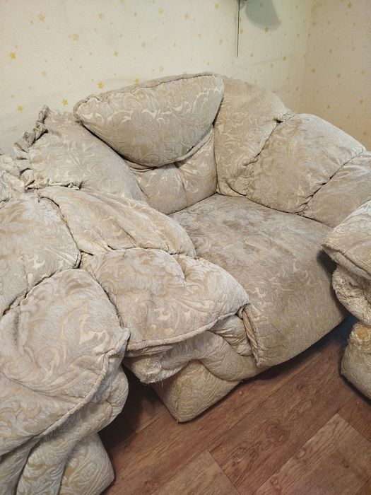 Розкладний диван з кріслами. З дорогого набору .