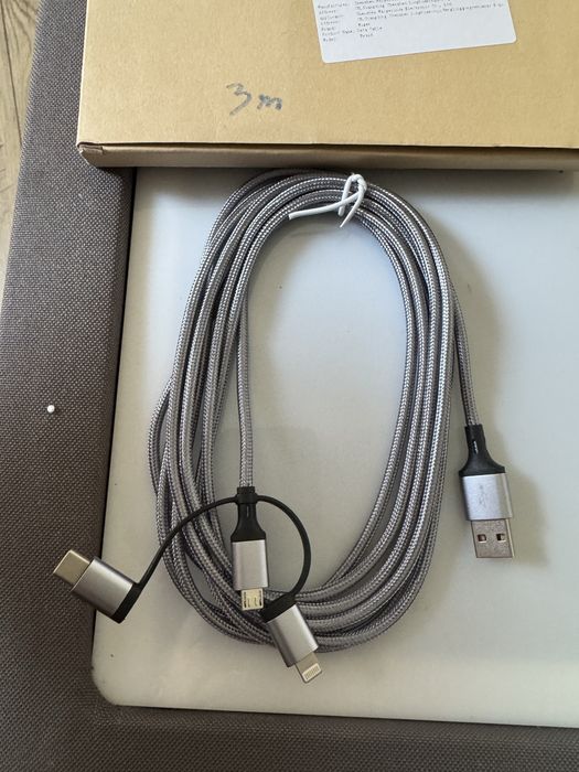 wielofunkcyjny, pleciony kabel zasilający typu 3 w 1 (USB-A do USB-C, Micro-USB oraz Lightning) o długości 3 metrów
