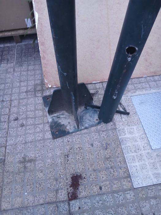 Vendo poste ferro  quatro metros