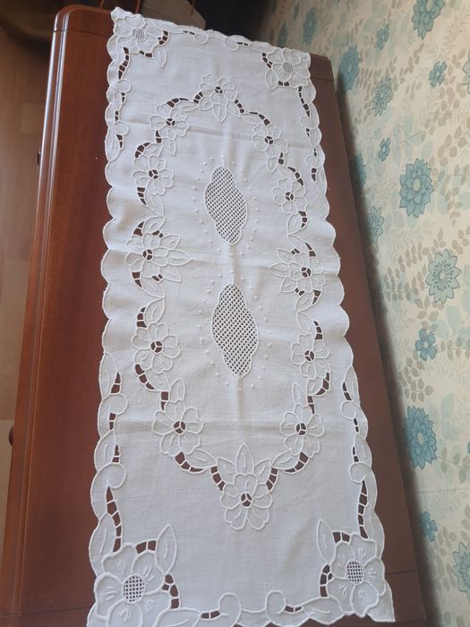 Três panos bordados e ponto cribo