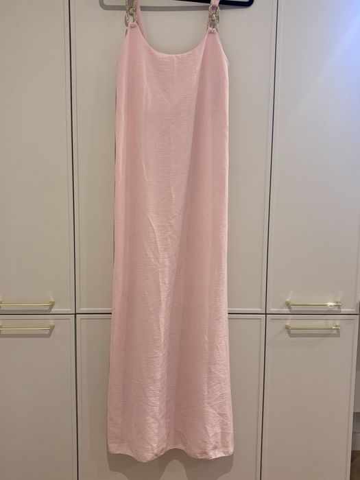 Sukienka maxy w pudrowy róż na Ramiączka