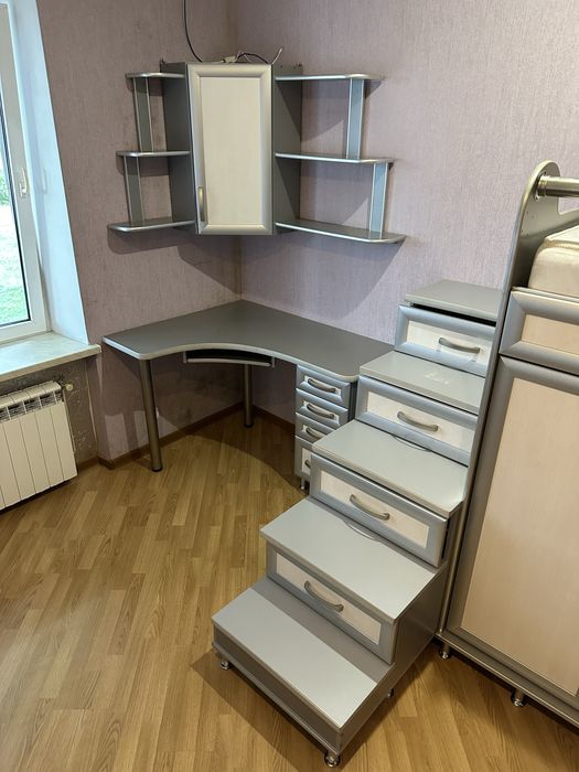 Двоярусне ліжко з меблями та робочим столом
