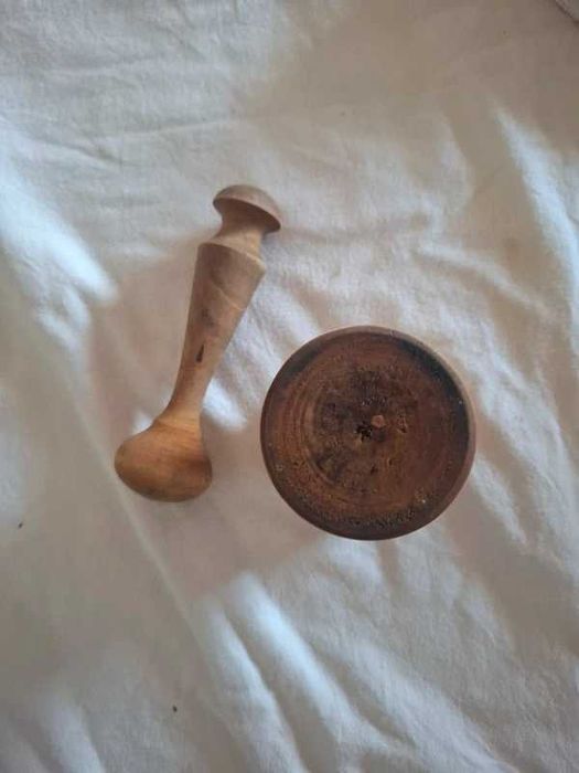 Almofariz com pilão em madeira estilo rústico/tradicional