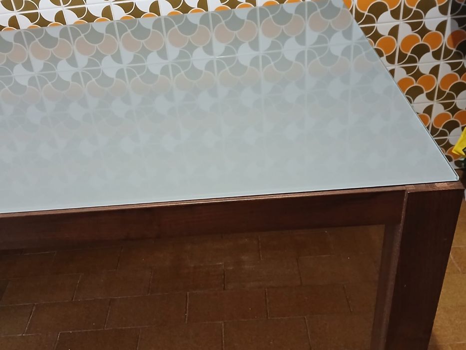 Mesa com vidro fosco e madeira maciça