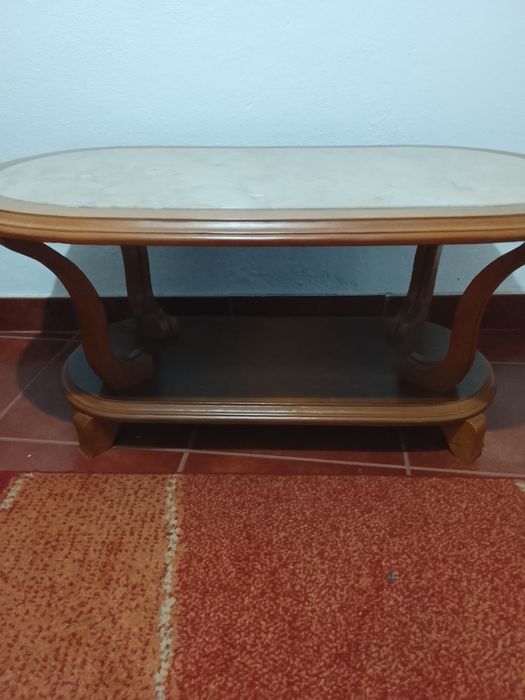 Mesa de centro em madeira com tampo de pedra mármore