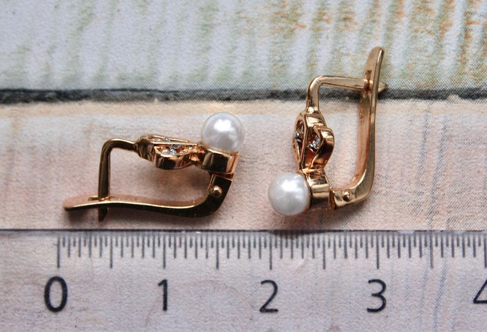 Золотые серьги с жемчугом и бриллиантами