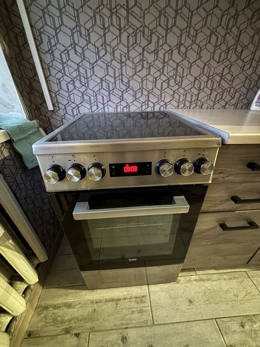 Електрична плита BEKO зі склокерамічною поверхнею та духовою шафою
