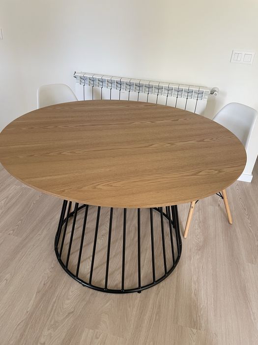 Mesa de jantar + duas cadeiras