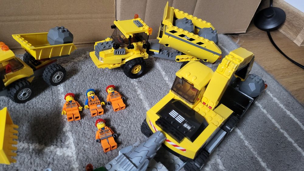 Mix pojazdów Lego z ludzikami