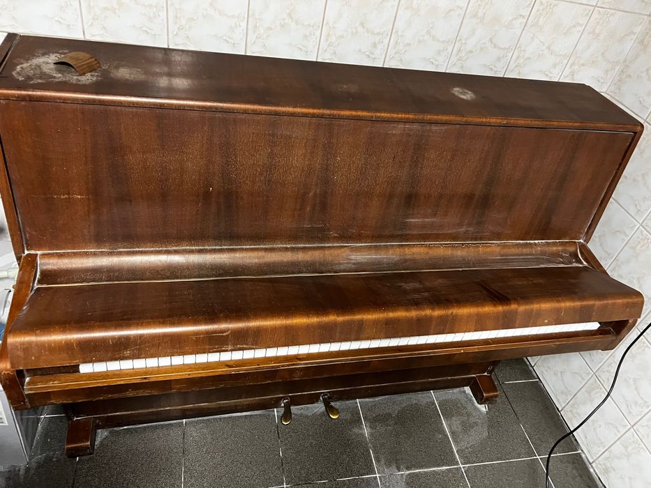 Pianino  Lindbergh do renowacji .