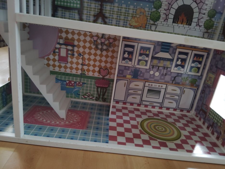 Piękny domek dla lalek, duży. Gratis drewniane mebelki