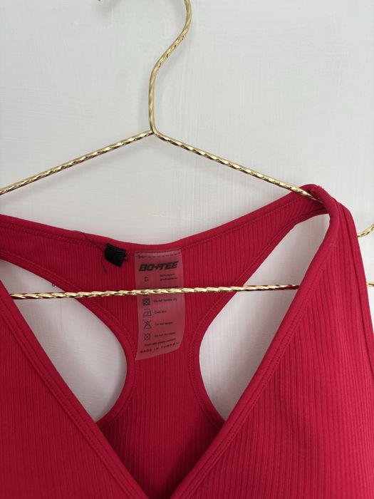 Czerwony biustonosz sportowy top Bo+Tee Boandtee dekolt V S 36 dopasow
