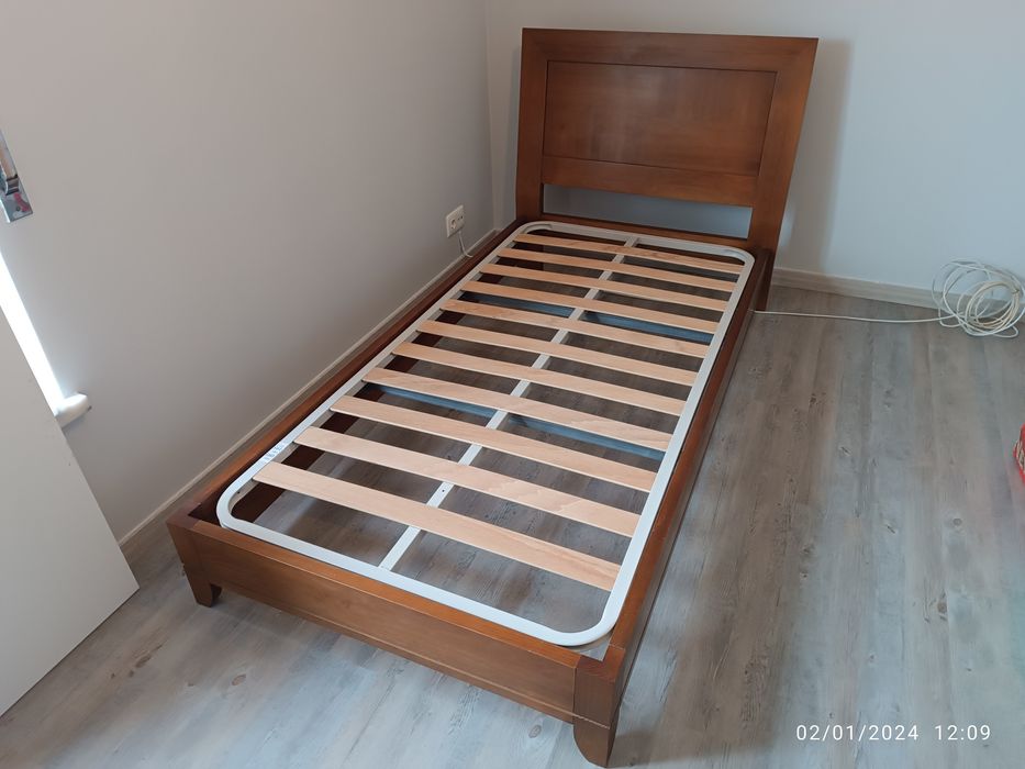 Cama de corpo e meio de cerejeira