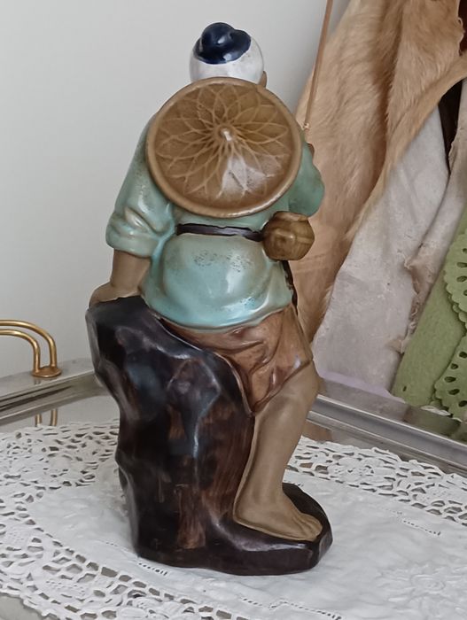 Enorme pescador em argila chinesa, marcado