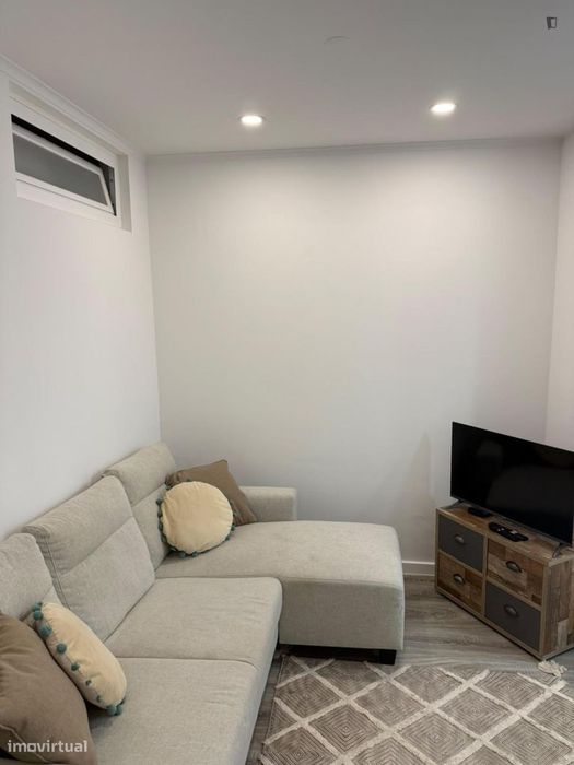 Quarto - localizado em Santos Lisbon