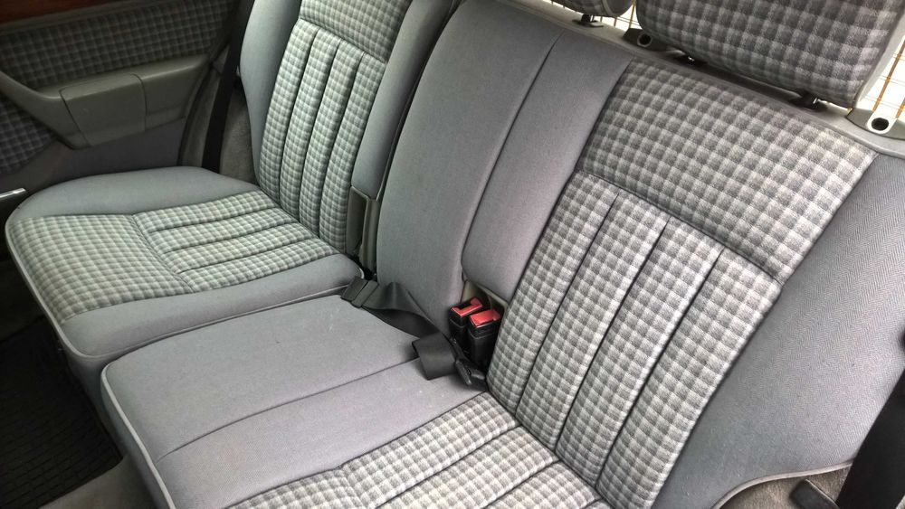 Fotel kierowcy pasażera podłokietnik boczki Mercedes w124 kod 378