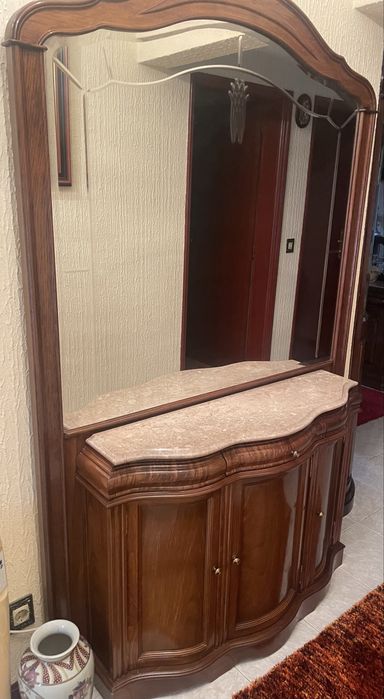 Mobília em madeira de castanheiro