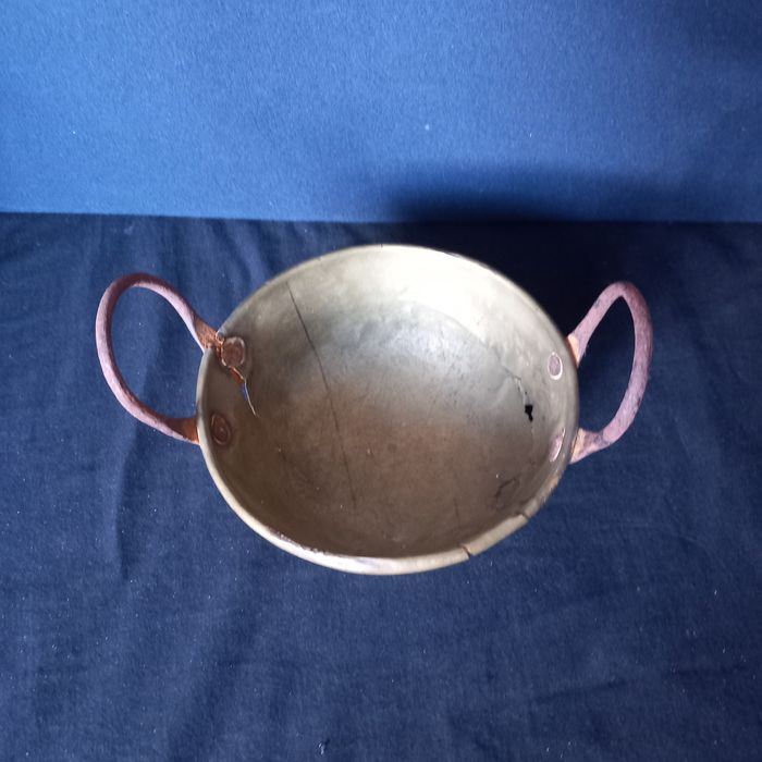 Tacho pequeno antigo em latão
