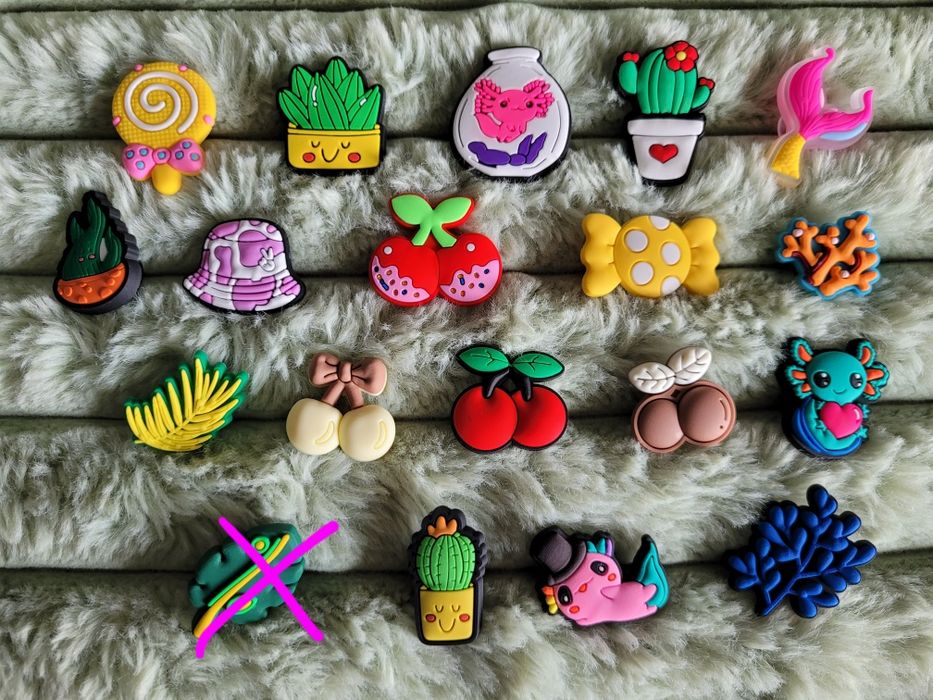 4 Przypinki do crocs wakacje