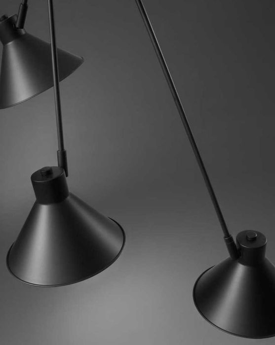 Candelabro preto com design moderno e minimalista