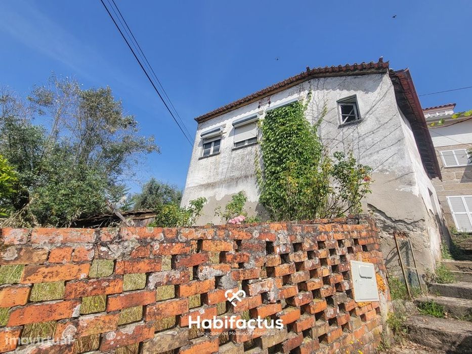 Moradia Isolada T2, para Reconstrução, c/ Varanda e 2 Terrenos á Venda