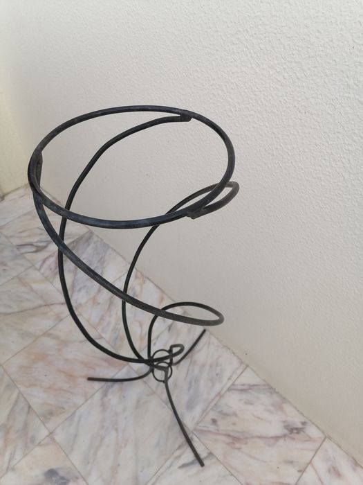 Suporte de chão Sellette  pedestal ou porta vasos em Ferro Forjado
