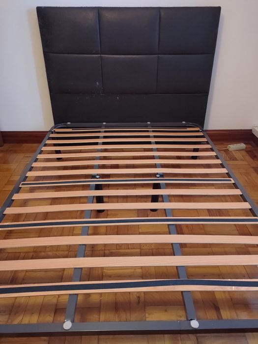 Cama de casal . Estrado, cabeceira e colchão