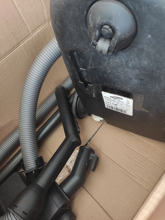 Пилосос Samsung чистий,працюючий.