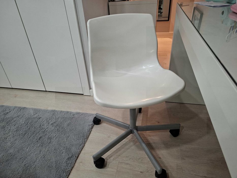 Cadeira secretaria como nova em plastico muito comoda para estudar