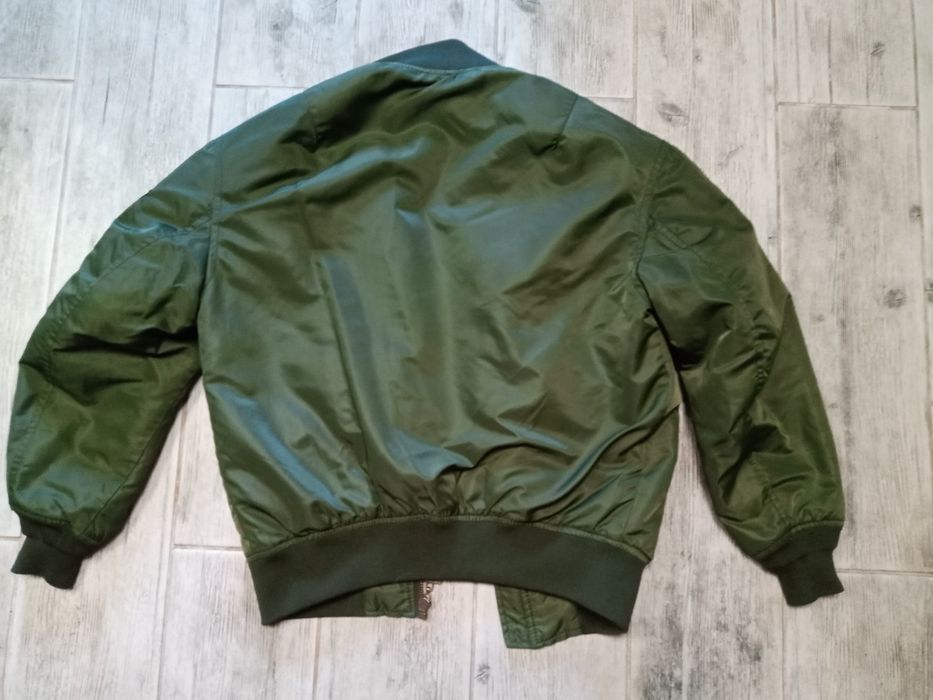 Куртка бомбер.Колір хакі.В чудовому стані, майже нова.Тепла.