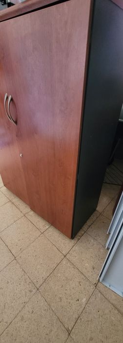 Armário de escritório em madeira